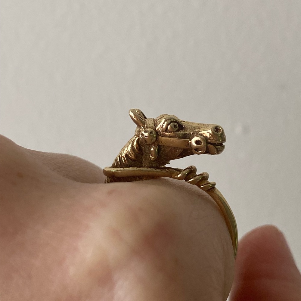 9K solid yellow gold vintage horse ring